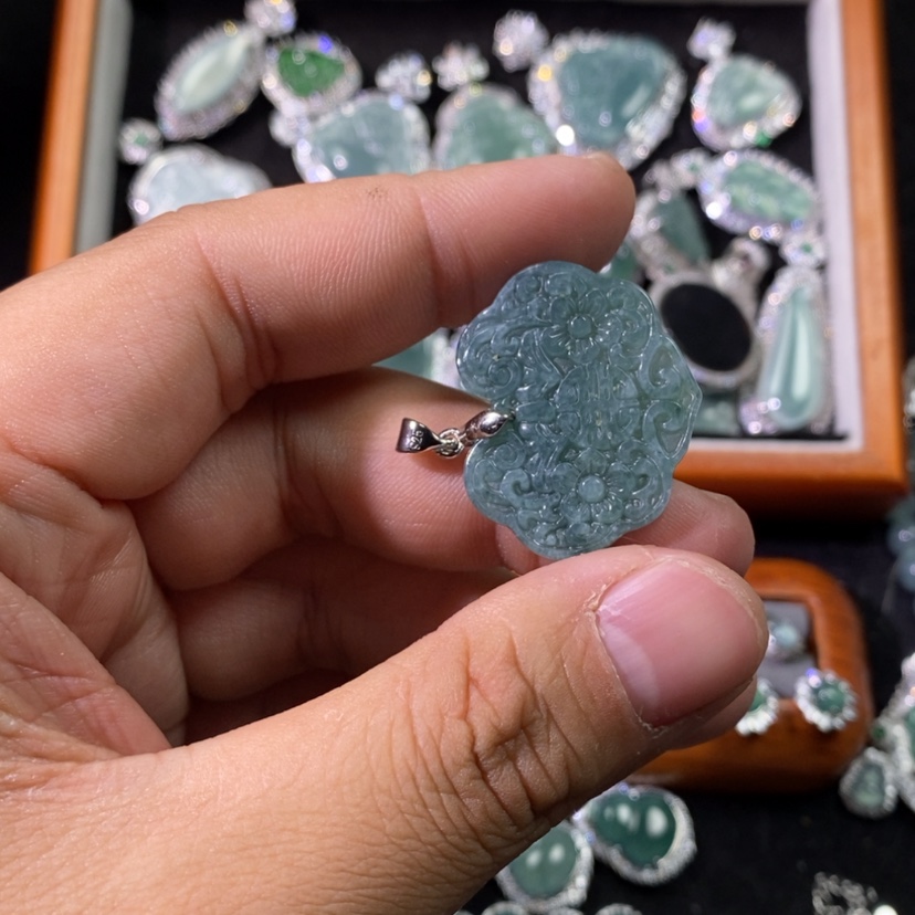 【闪购商品】翡翠颈饰未镶嵌天然