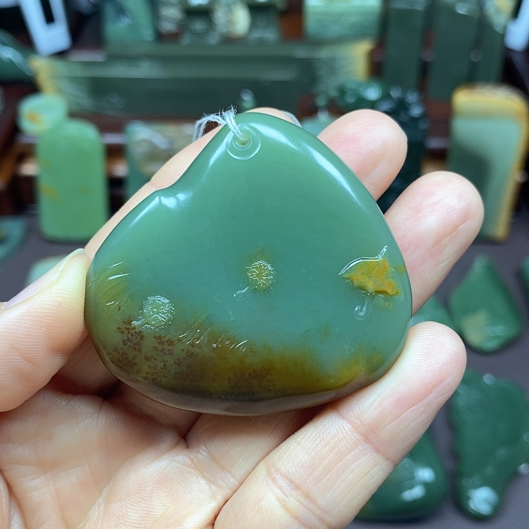 胡****岫岩河磨玉（透闪石质玉）未镶嵌颈饰