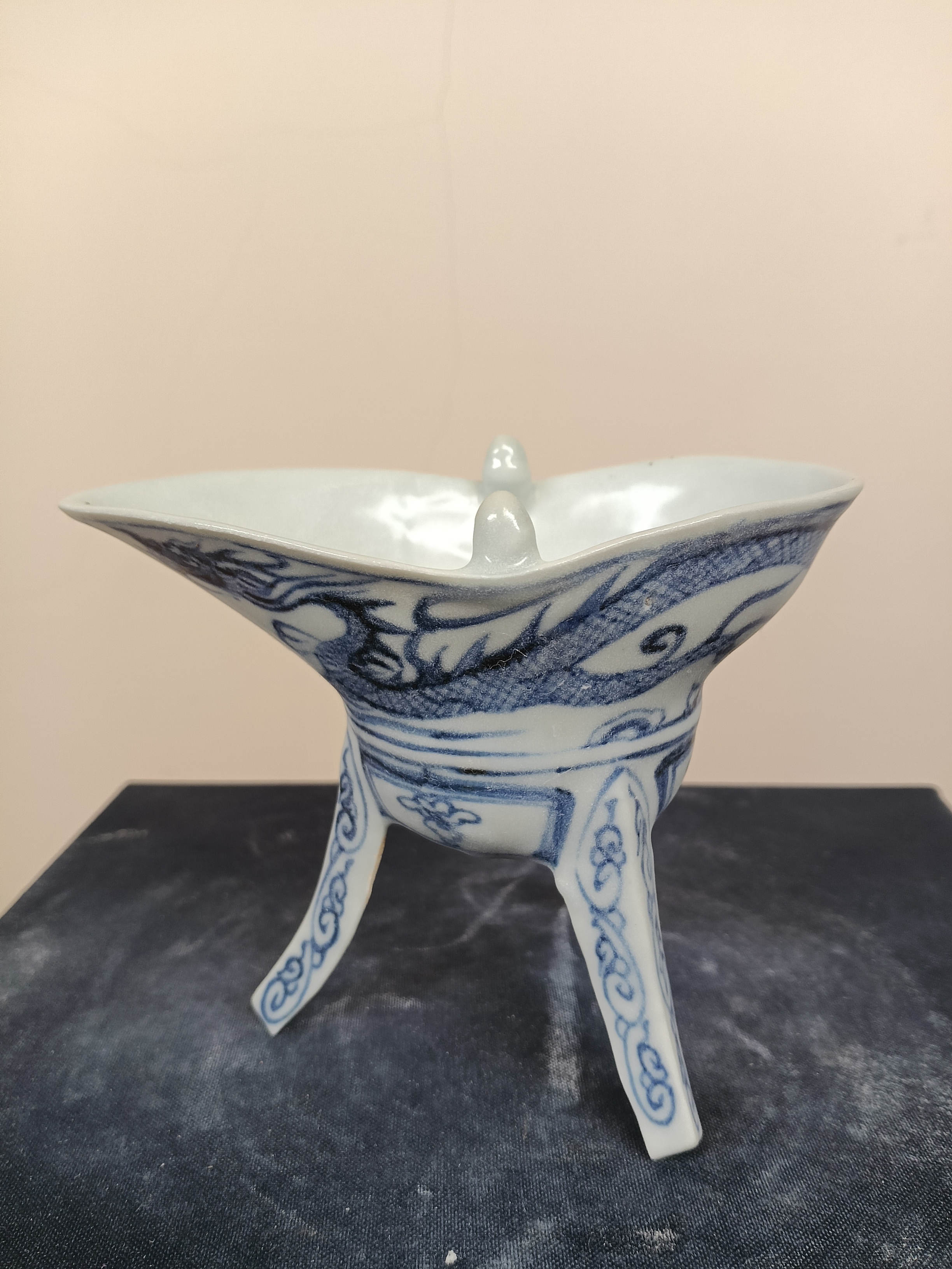 青花龙纹爵杯。高8.1厘米