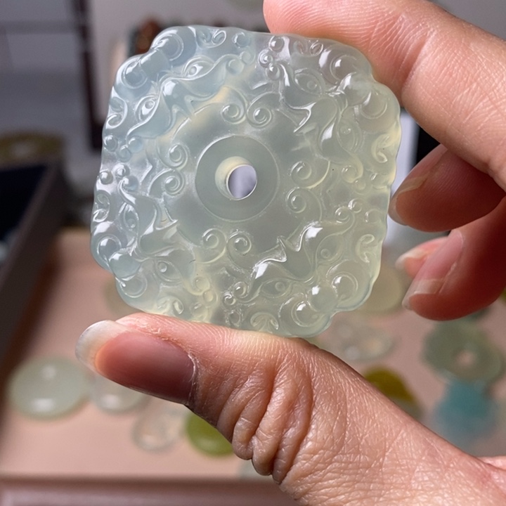 蛇纹石玉颈饰未镶嵌