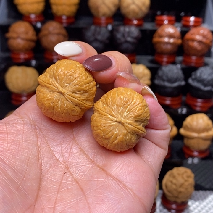 文玩核桃把件手捻金豆豆…………18