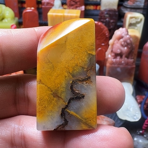 寿山石三彩马背杜林