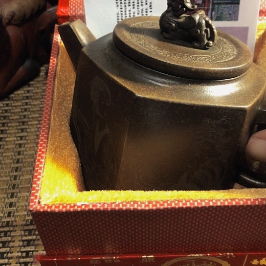 紫砂茶壶原矿泥料手工制作的紫砂壶。