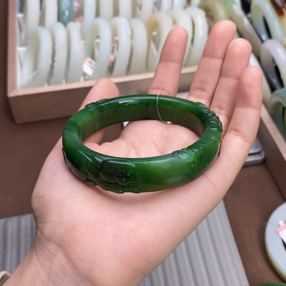 如***风和田玉未镶嵌手镯
