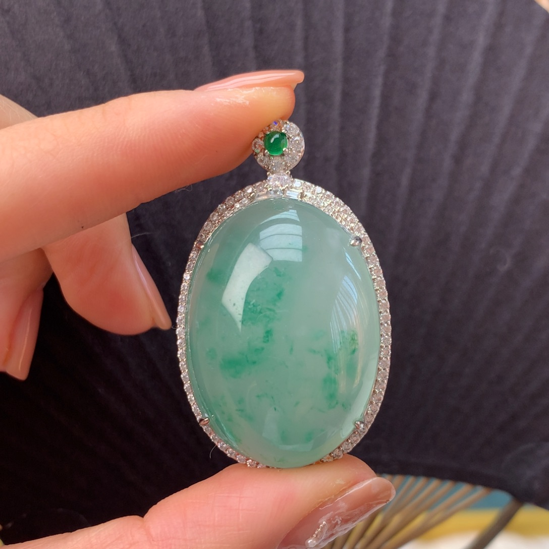 绑***儿石英质玉（非洲翠）银S925镀金镶嵌冰飘花精品大蛋面