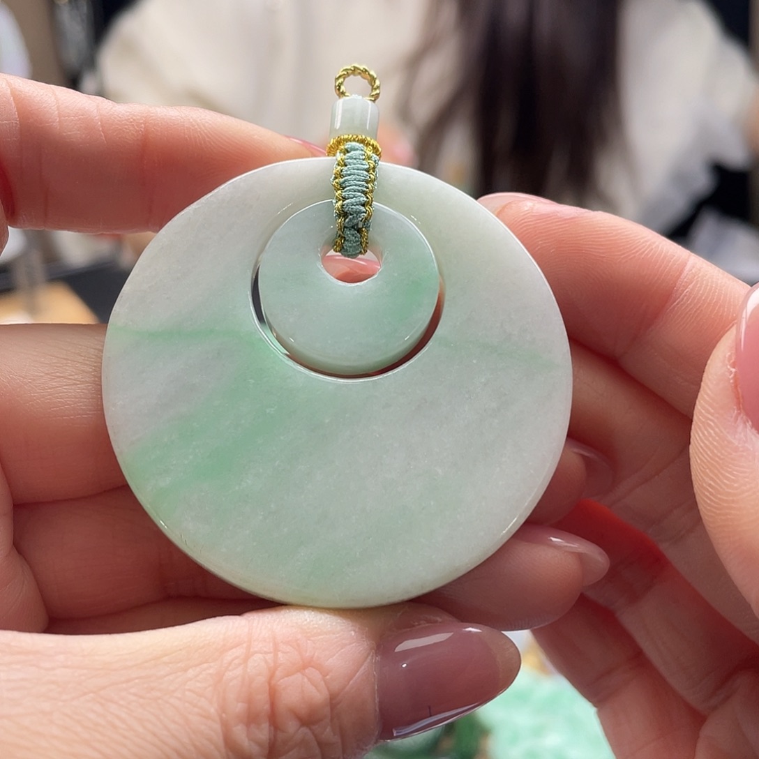 翡翠未镶嵌颈饰待编织