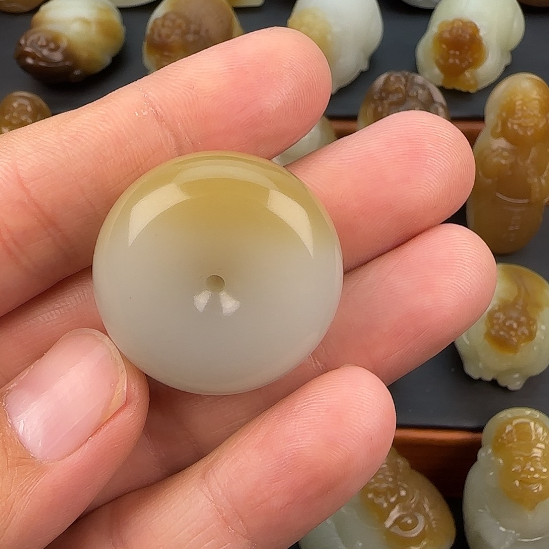 和田玉（糖玉）颈饰未镶嵌小***?