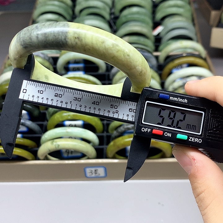 未镶嵌蛇纹石玉手镯98
