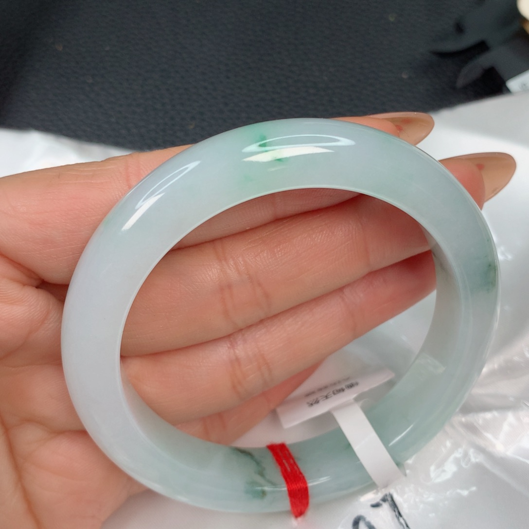 翡翠手镯未镶嵌……….