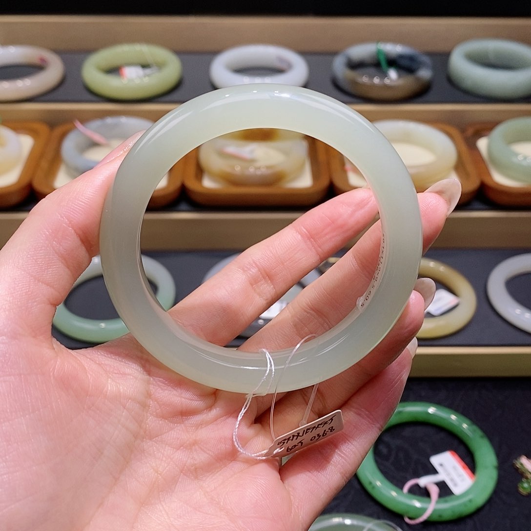 和田玉手镯未镶嵌甜**?