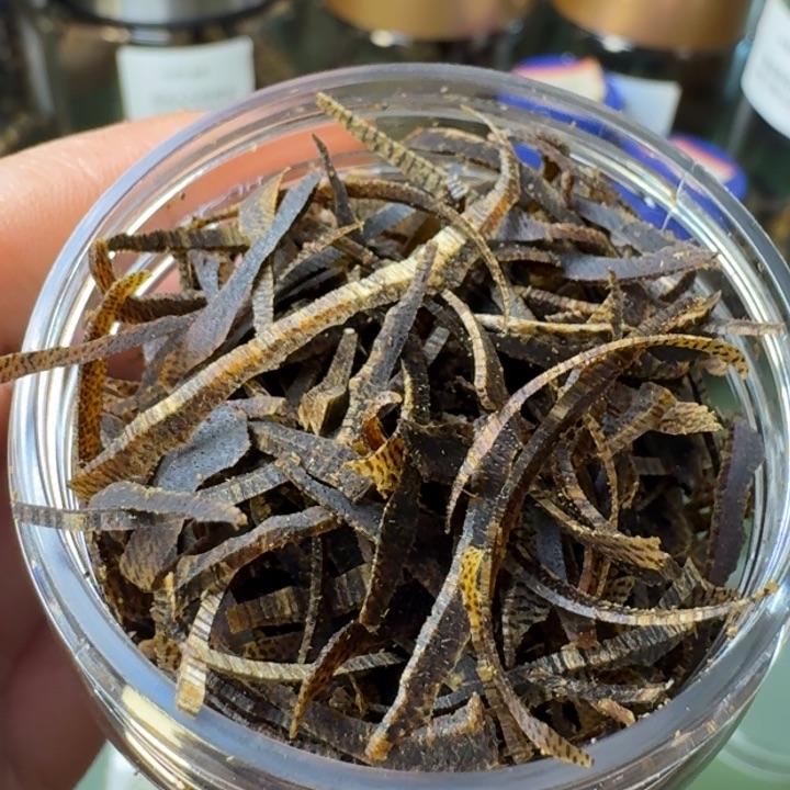 沉香手把件海南紫棋沉水切丝20克