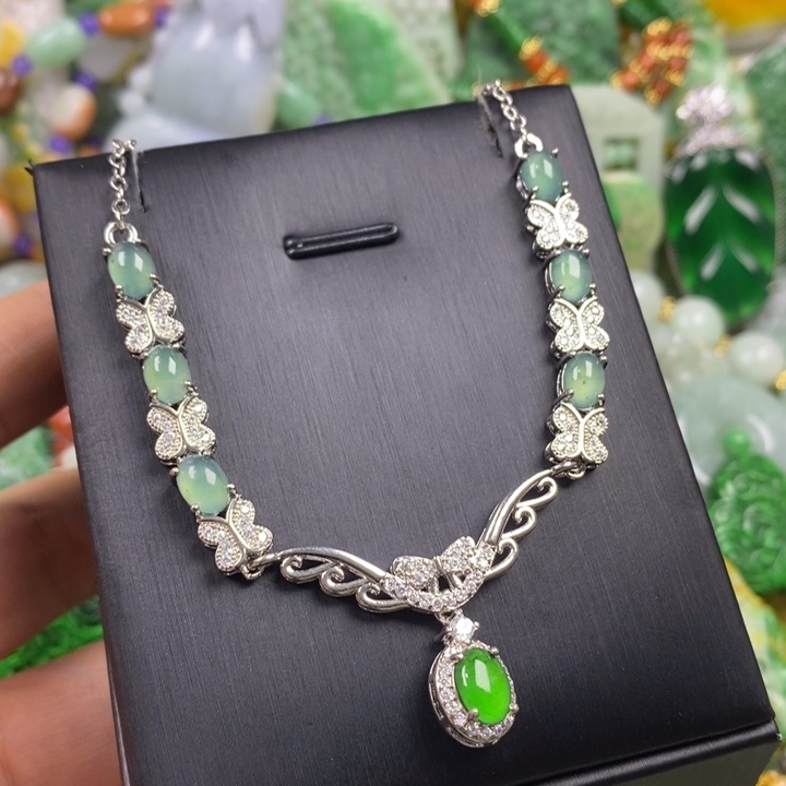 翡翠未镶嵌吊坠(赠链)