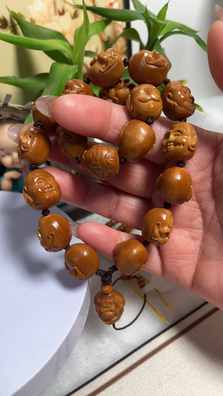 殷派十八罗汉橄榄核雕刻手持