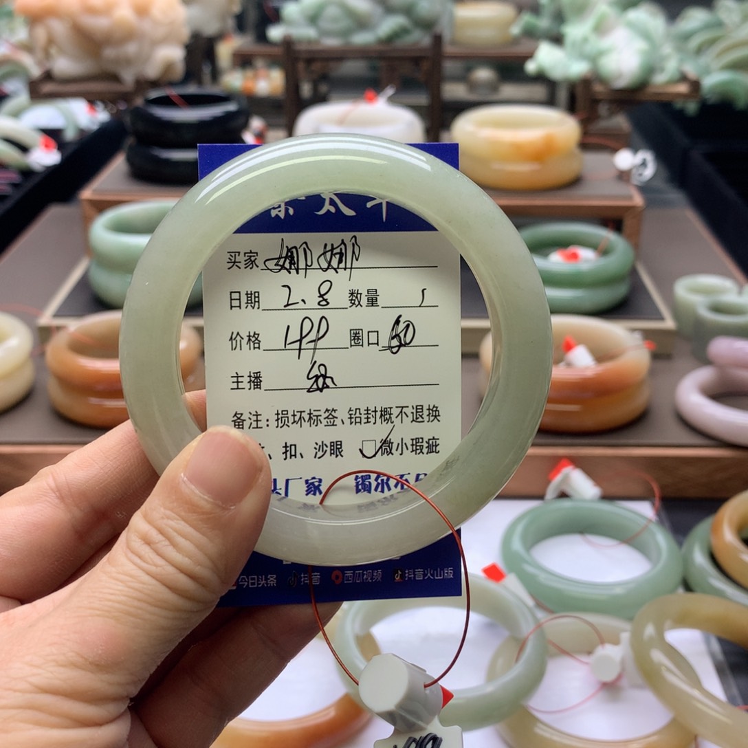 【闪购商品】石英质玉手镯未镶嵌娜**娜