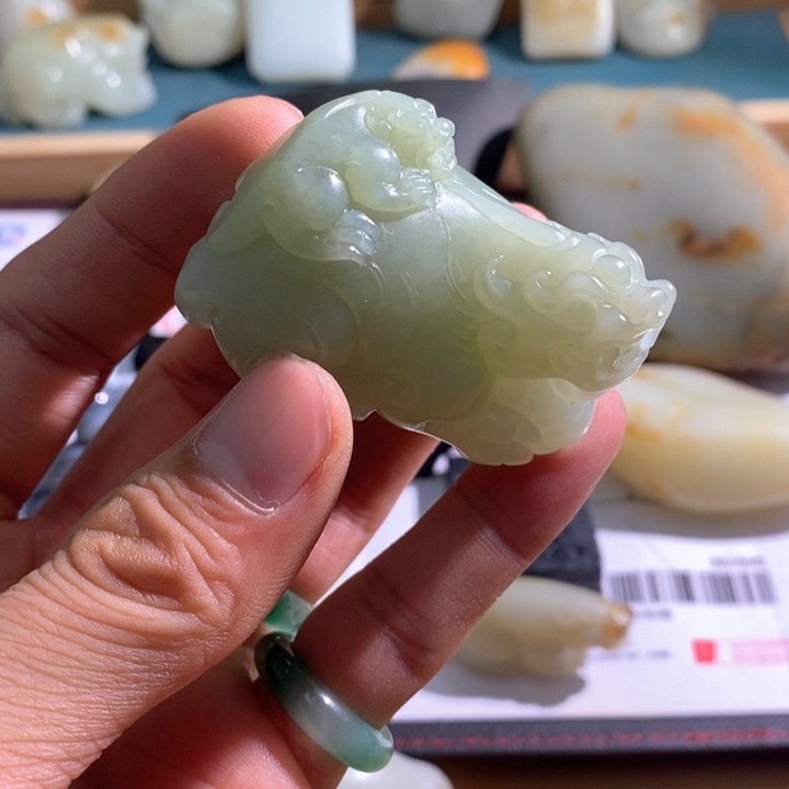 和田玉（糖玉）车挂未镶嵌八***风