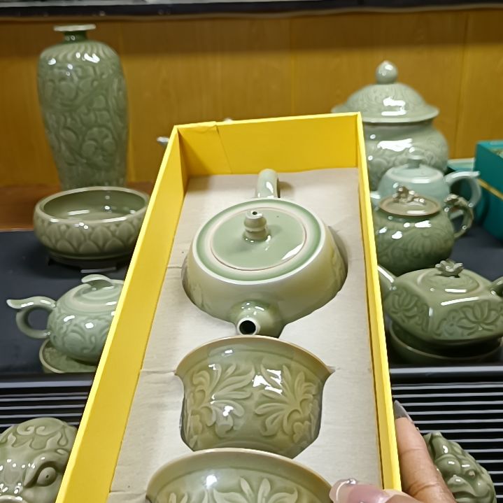 耀州窑青瓷山水汉锋壶微微瑕1件