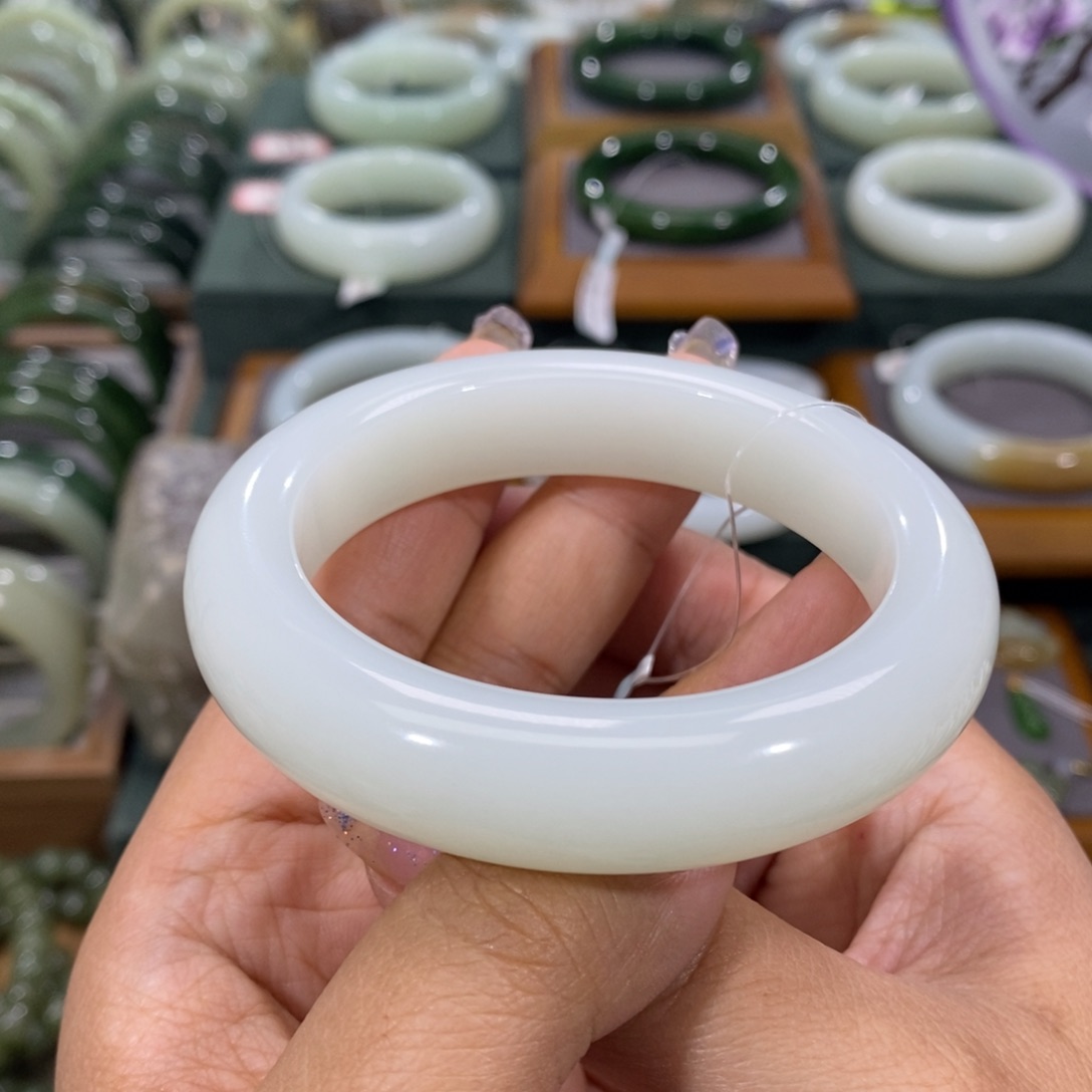 和田玉未镶嵌手镯