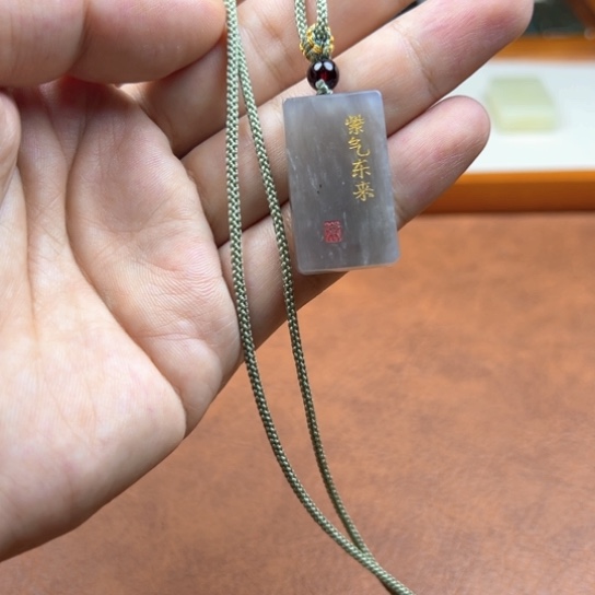 颈饰未镶嵌和田玉（糖玉）
