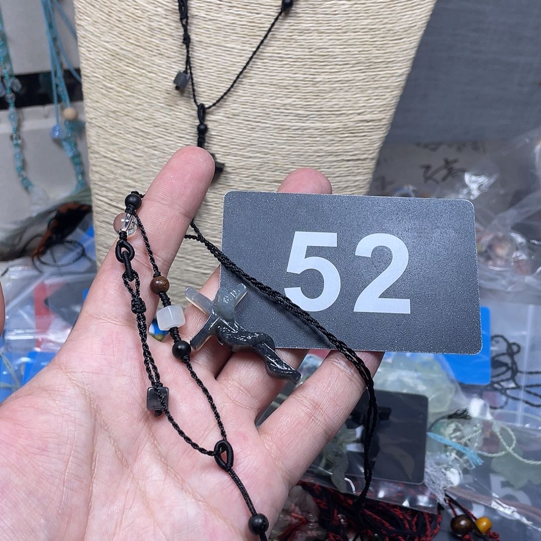 卖***牛蛇纹石玉合金颈饰