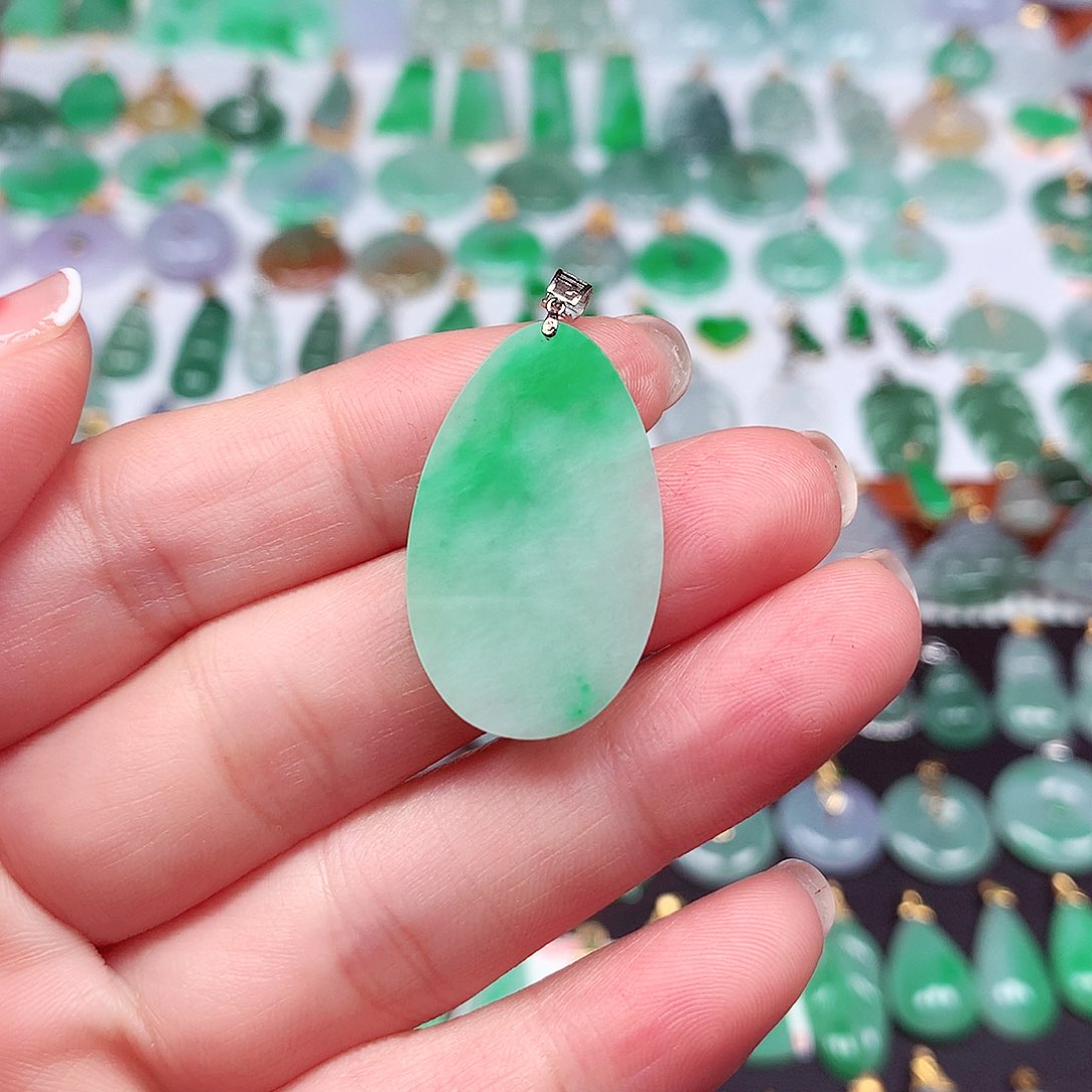 翡翠颈饰18K金镶嵌天然翡翠A货