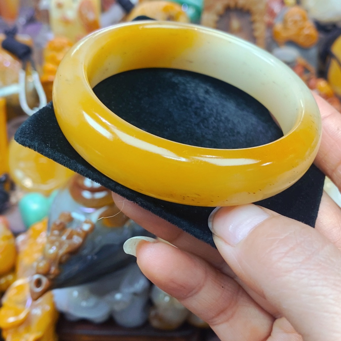 未镶嵌石英质玉（黄龙玉）颈饰