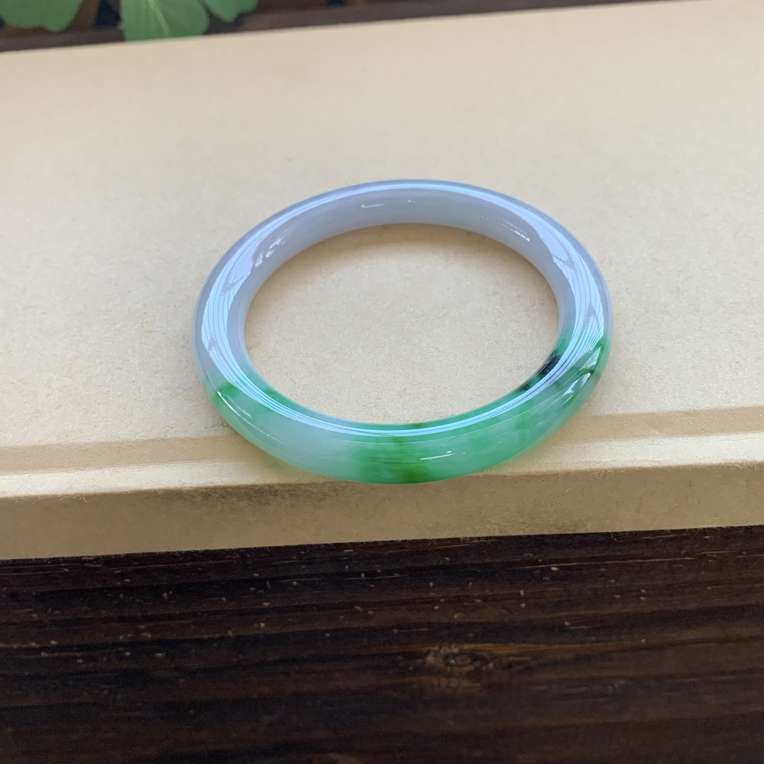 ，冰透细腻飘绿花圆条手镯16800圈口52.9-8.2-9.7，天然翡翠缅A小纹