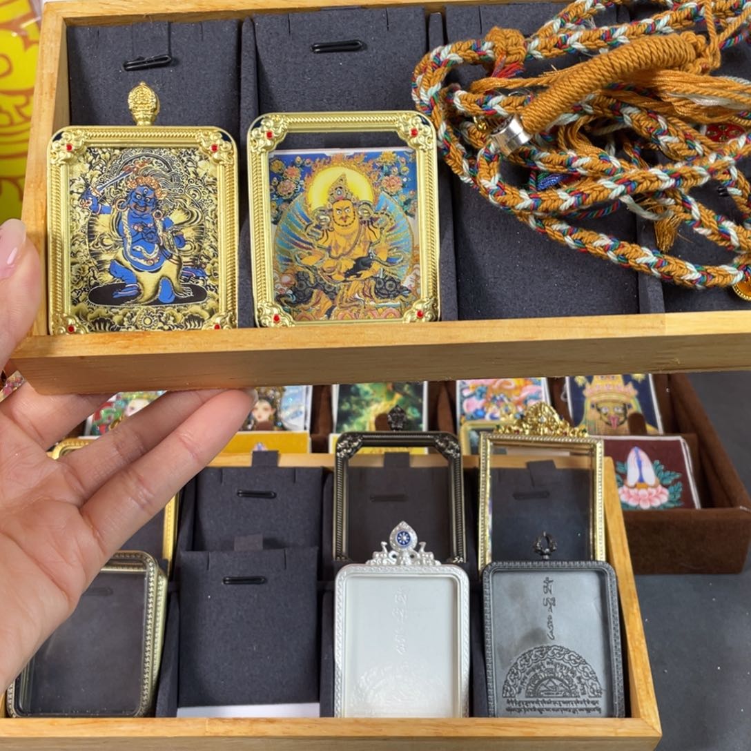 ㊎***㊖吊坠一套描金唐卡