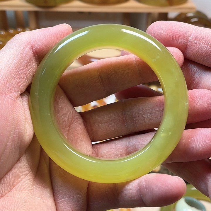 蛇纹石玉手镯未镶嵌