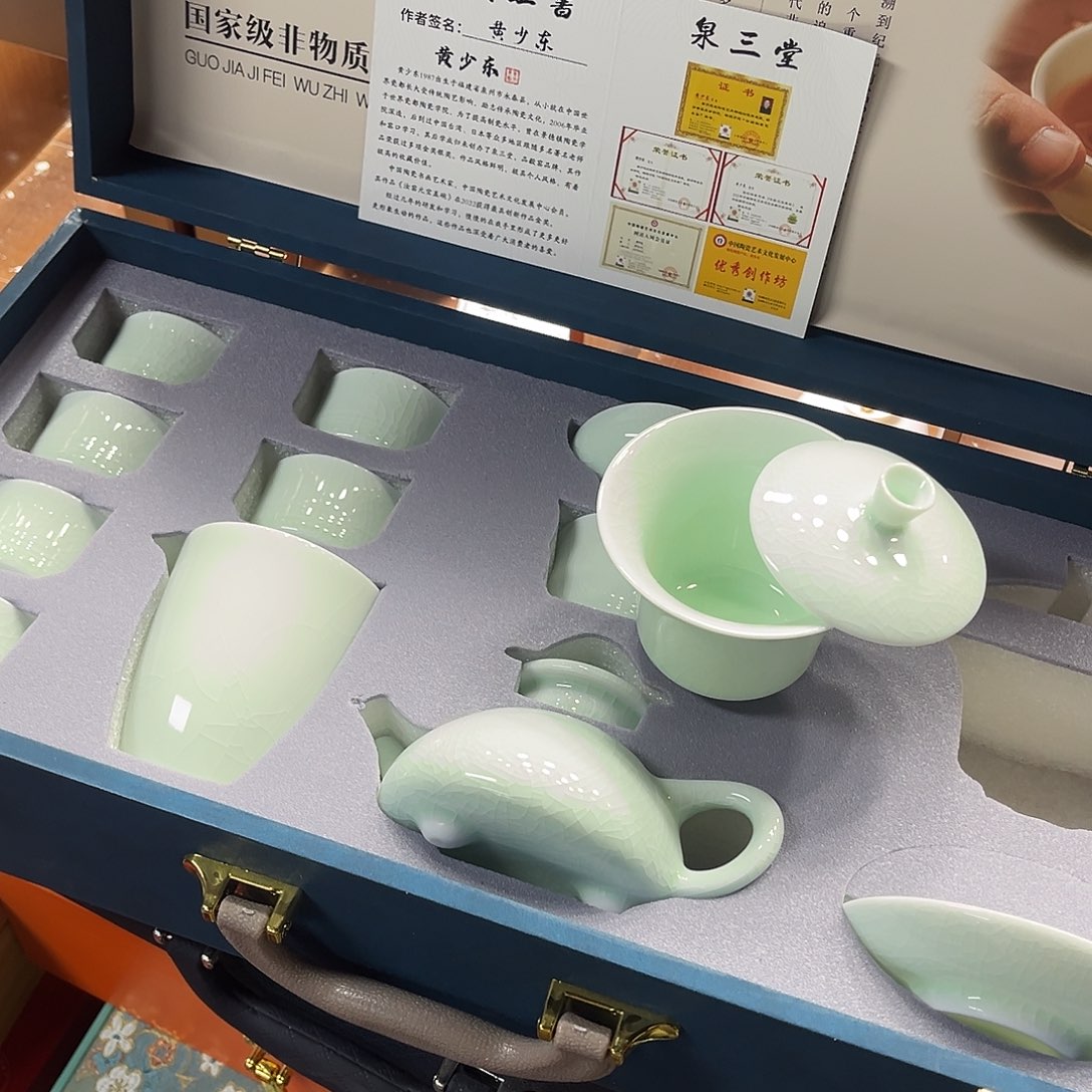 孤品茶具套装等。            