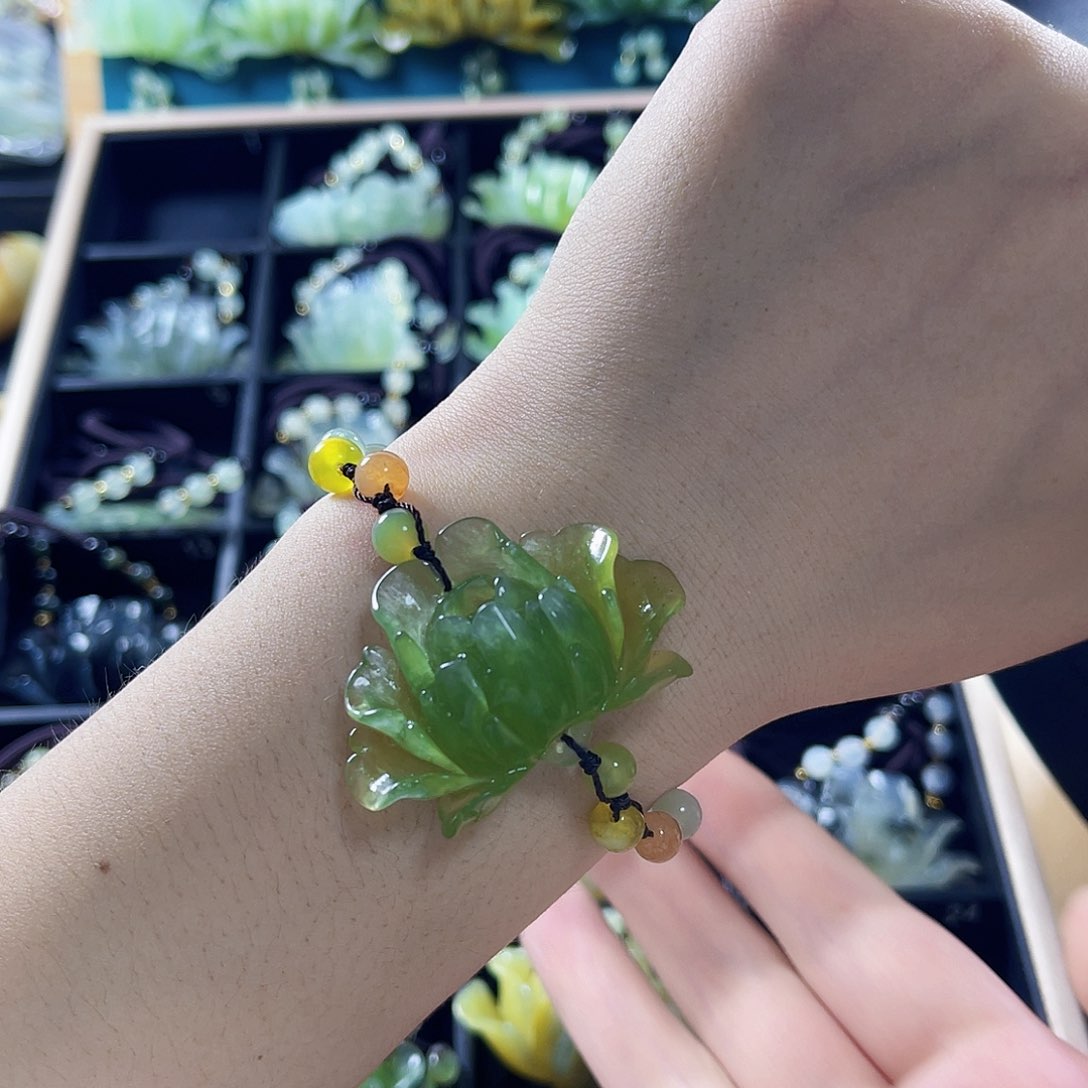 蛇纹石玉颈饰合金