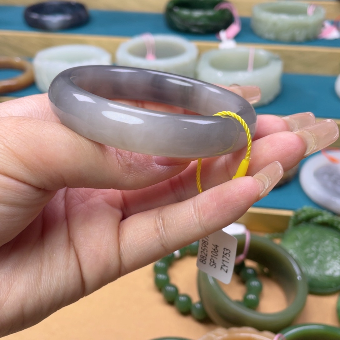 和田玉未镶嵌手镯56圈口。编号8