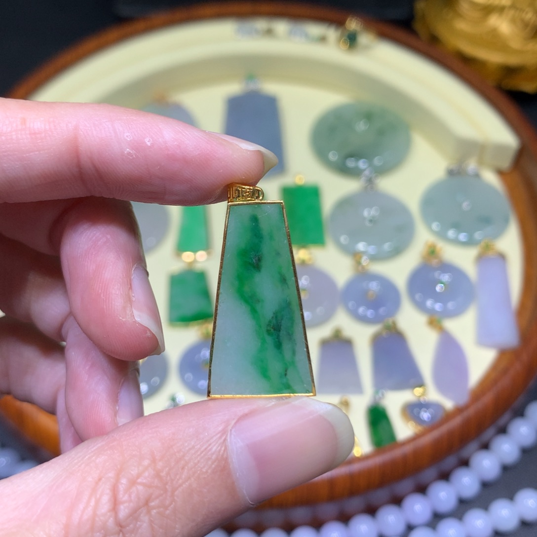 翡翠吊坠(不含链)18K金镶嵌