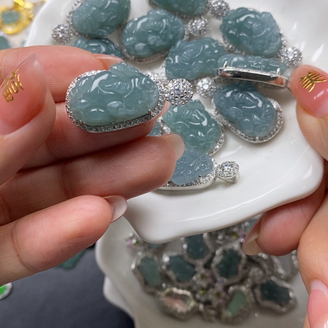 翡翠颈饰未镶嵌翡翠