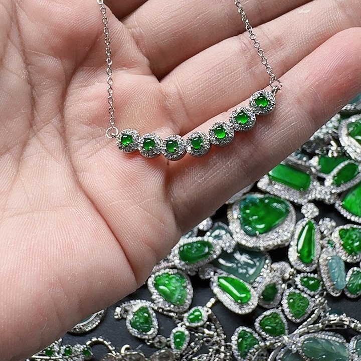 翡翠颈饰未镶嵌天然A货翡翠放漏