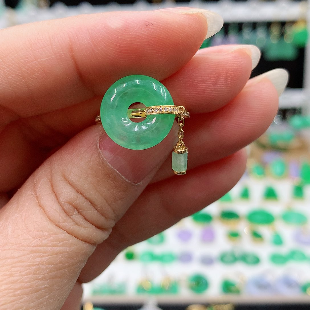 翡翠戒指18K金镶嵌的