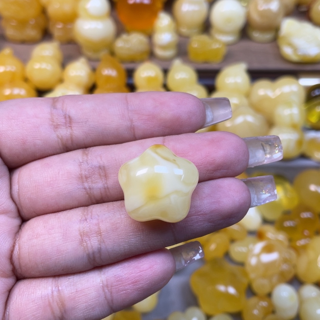 刘***此琥珀未镶嵌珠宝奇石