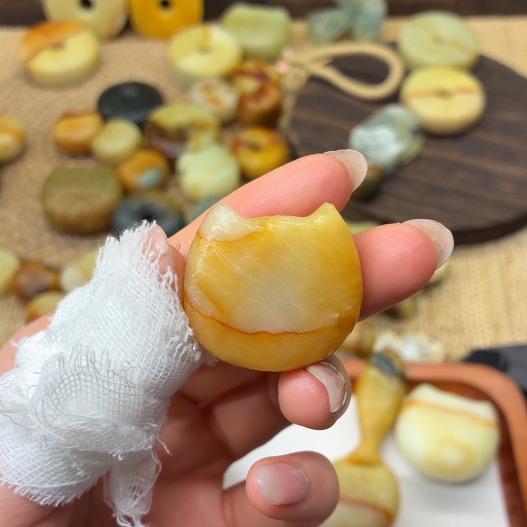花***卷蛇纹石玉未镶嵌颈饰