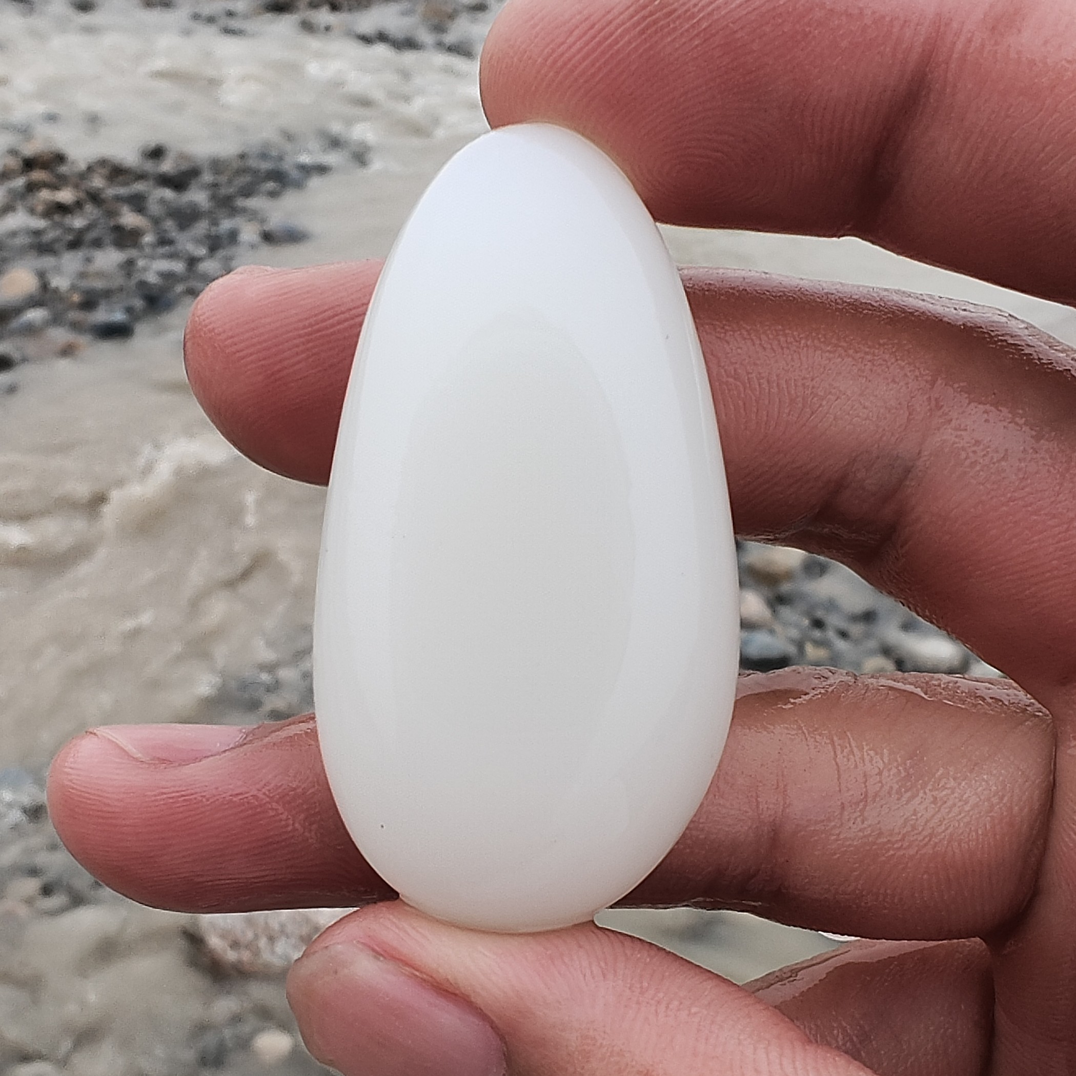 天然新疆光白吊坠水滴型