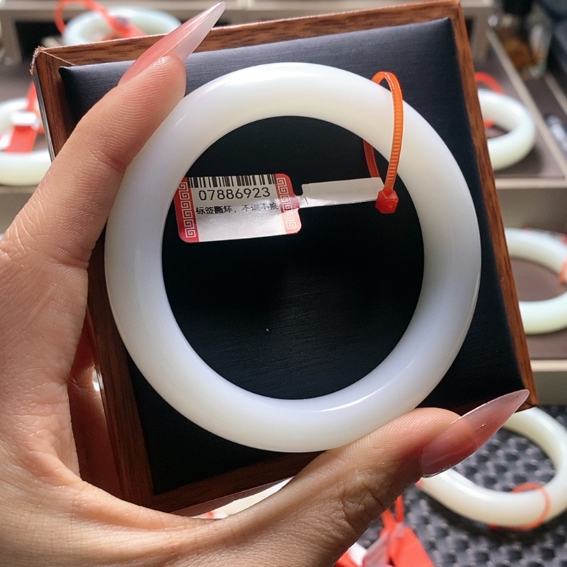 【闪购商品】和田玉手镯未镶嵌巧**9
