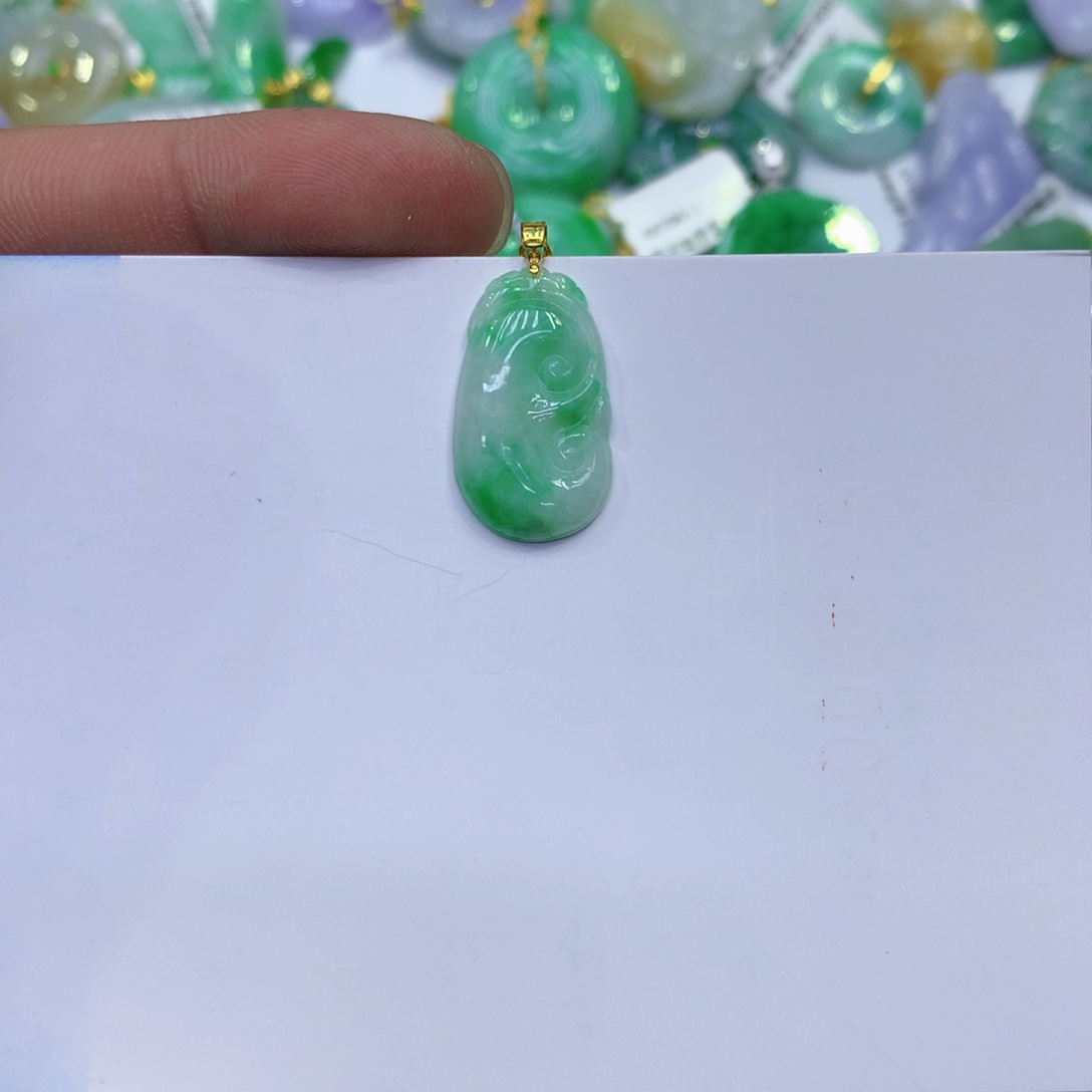 颈饰18K金镶嵌翡翠