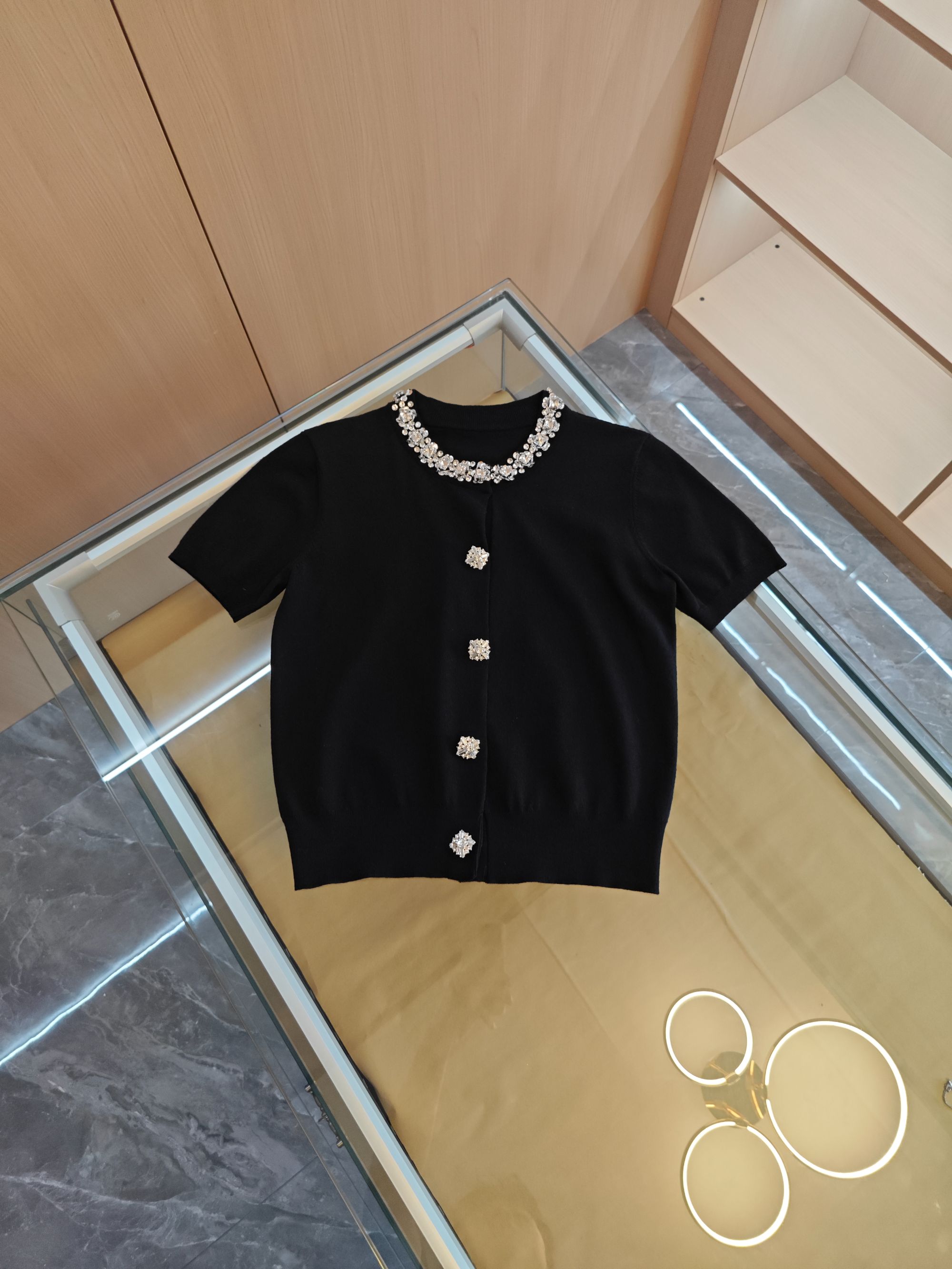 2025早春新款领口镶钻高定短袖开衫百搭女士简约气质设计师