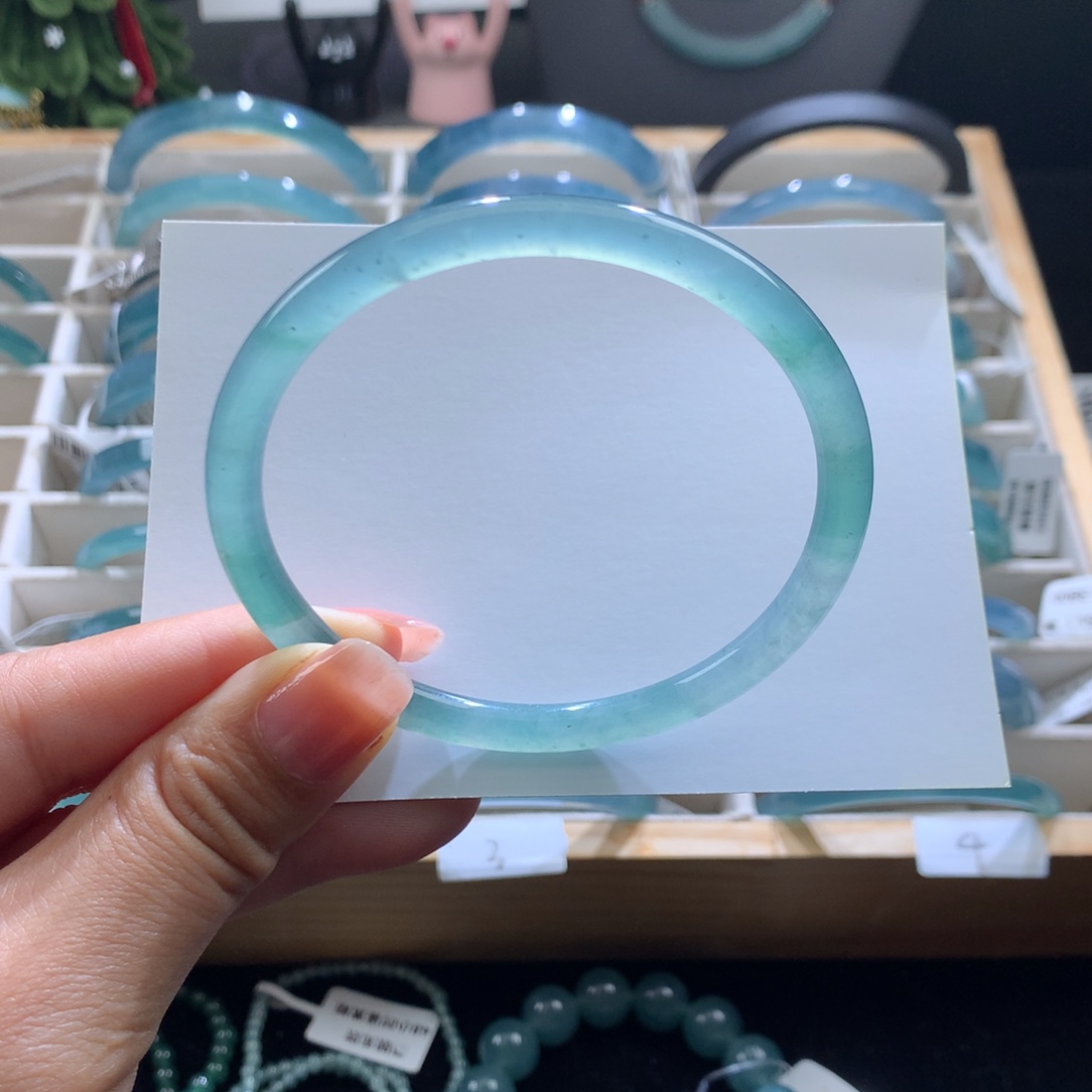 翡翠未镶嵌手镯渐变浅冰晴