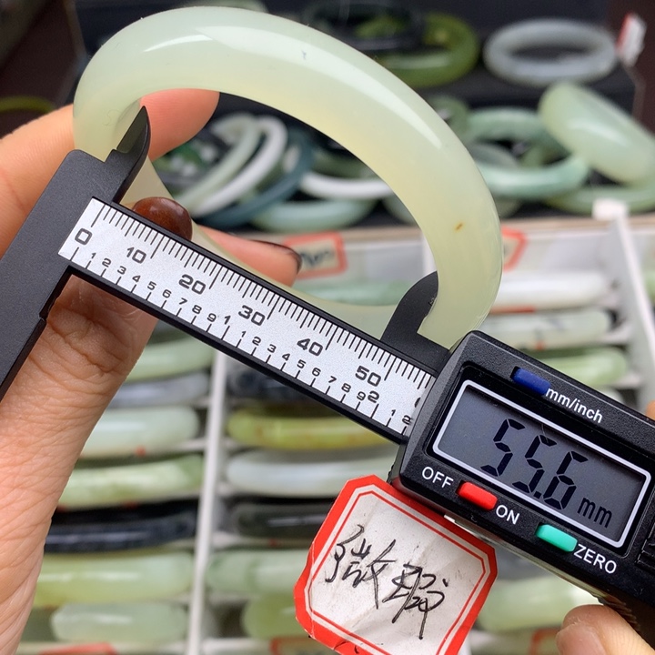 蛇纹石玉未镶嵌手镯901