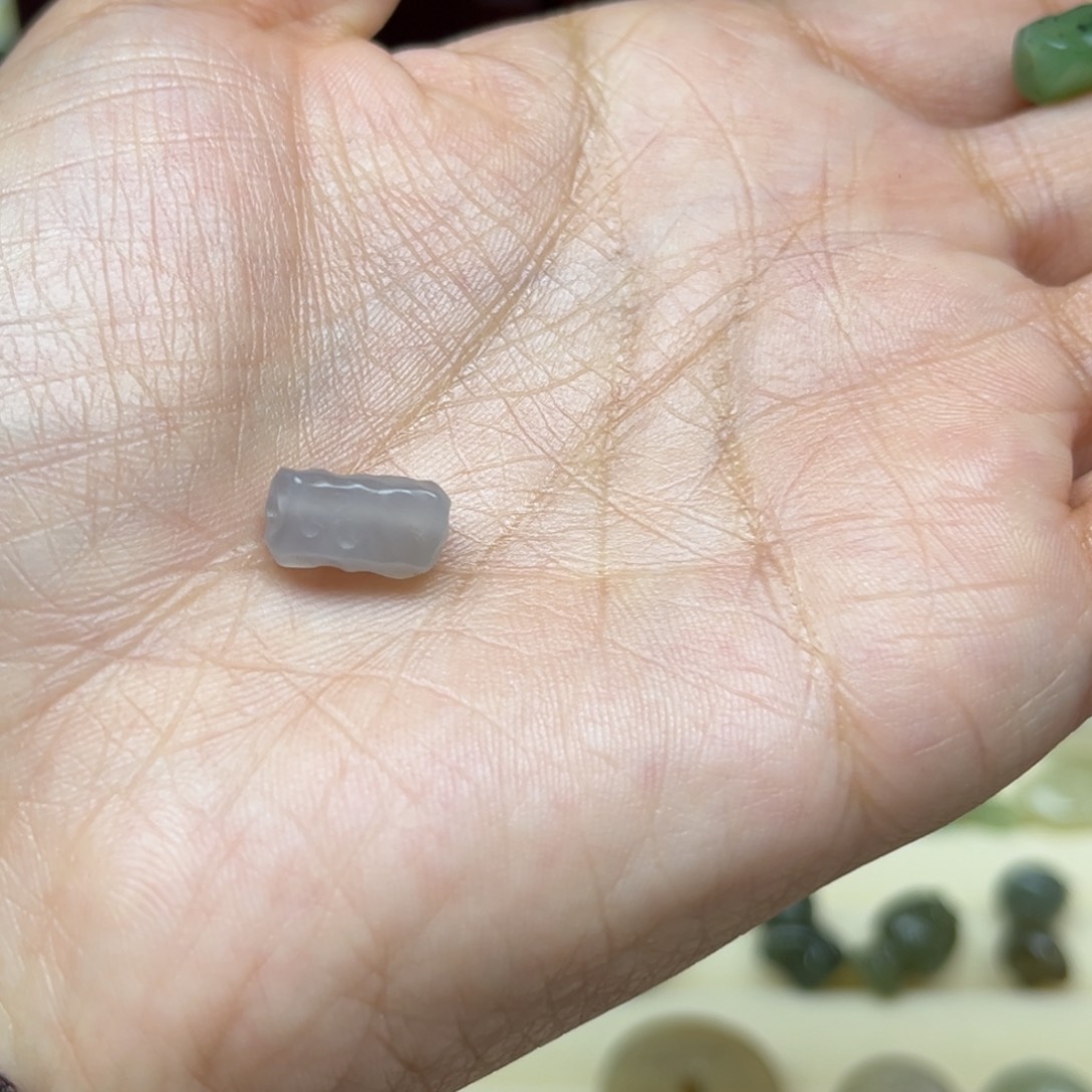 小***莎和田玉未镶嵌珠宝半成品