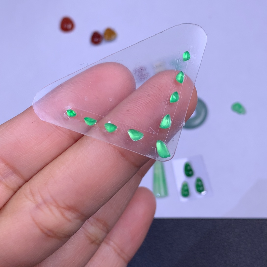 翡翠颈饰未镶嵌随行