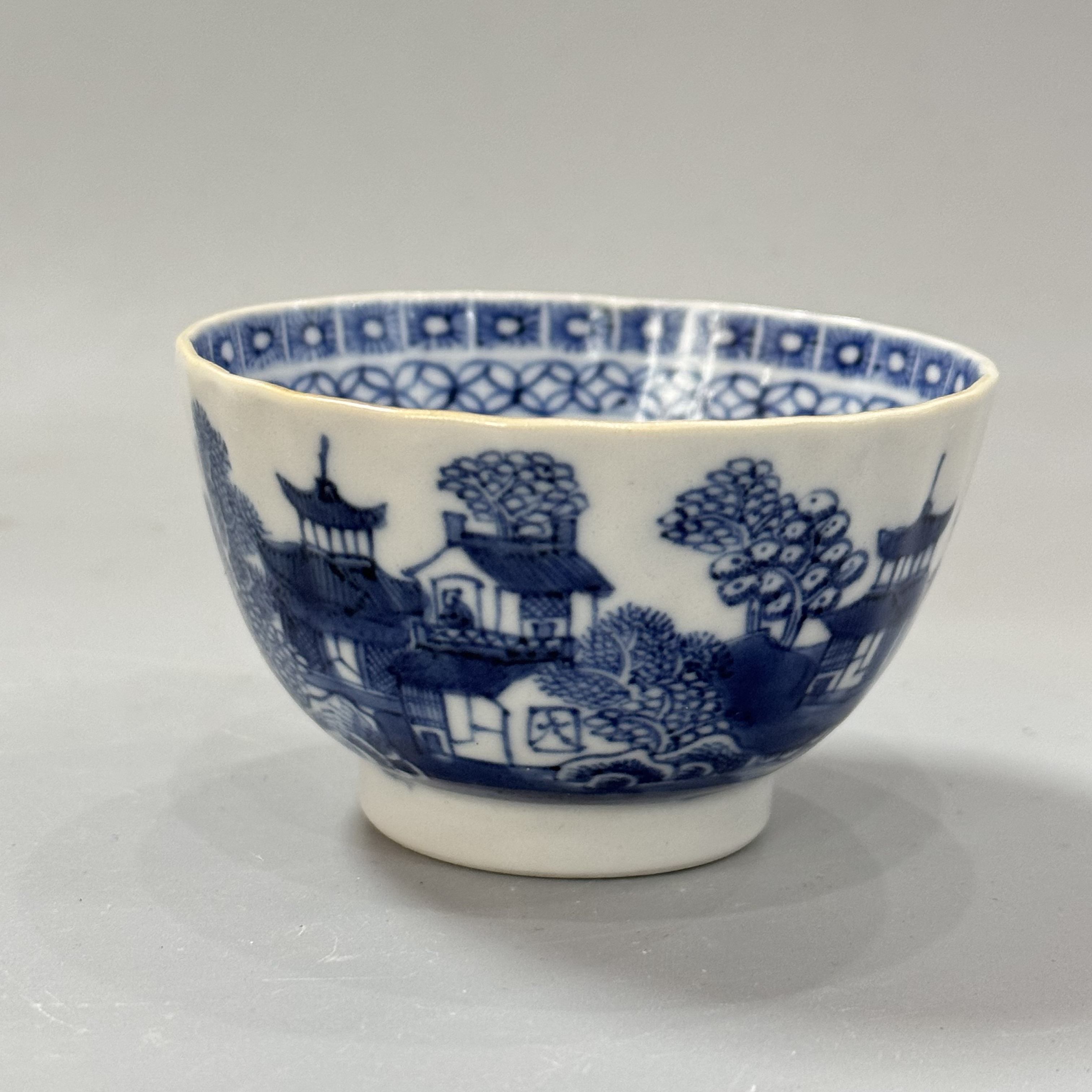 青花山水亭台楼阁纹花口杯 口径8.2微有失圆