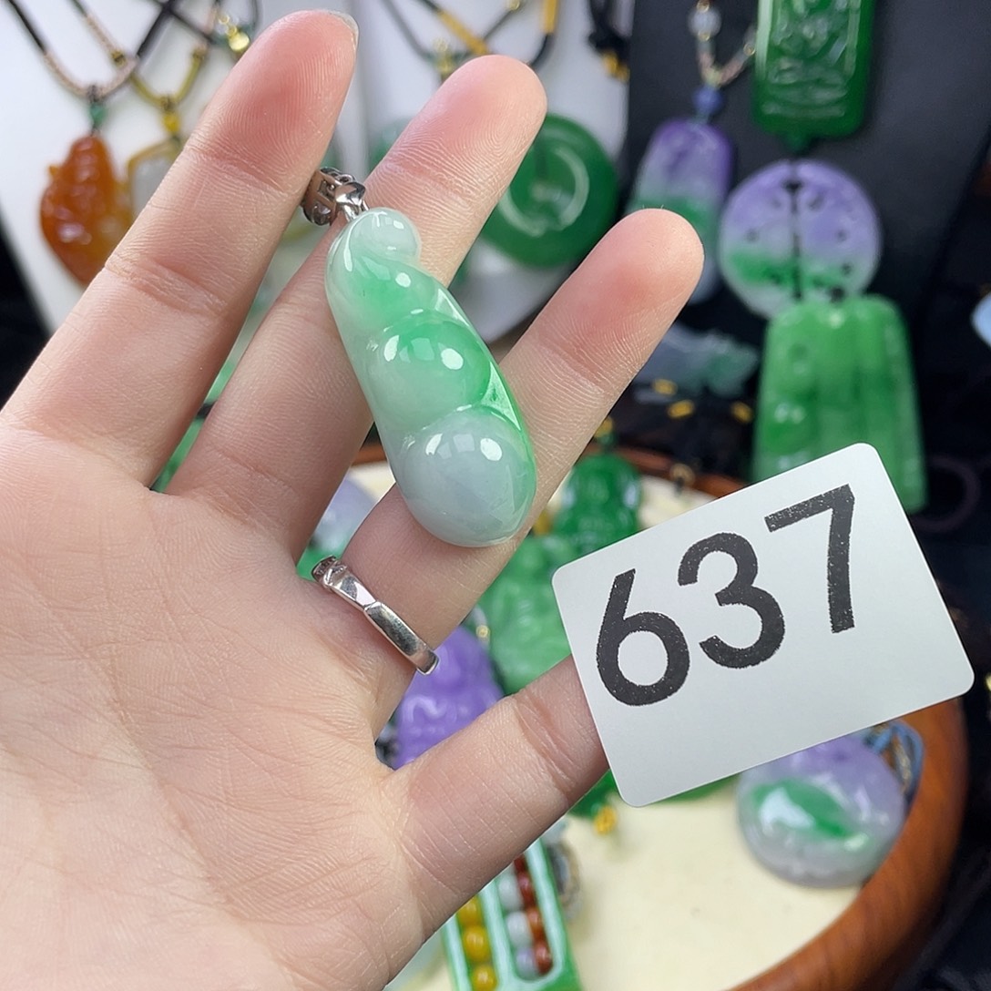 翡翠未镶嵌吊坠(赠链)