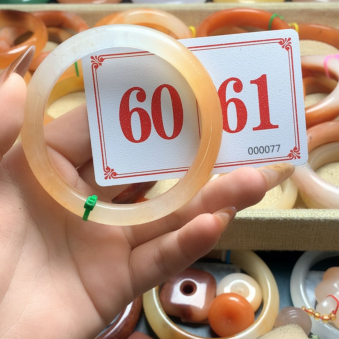 未镶嵌石英质玉（黄龙玉）手镯