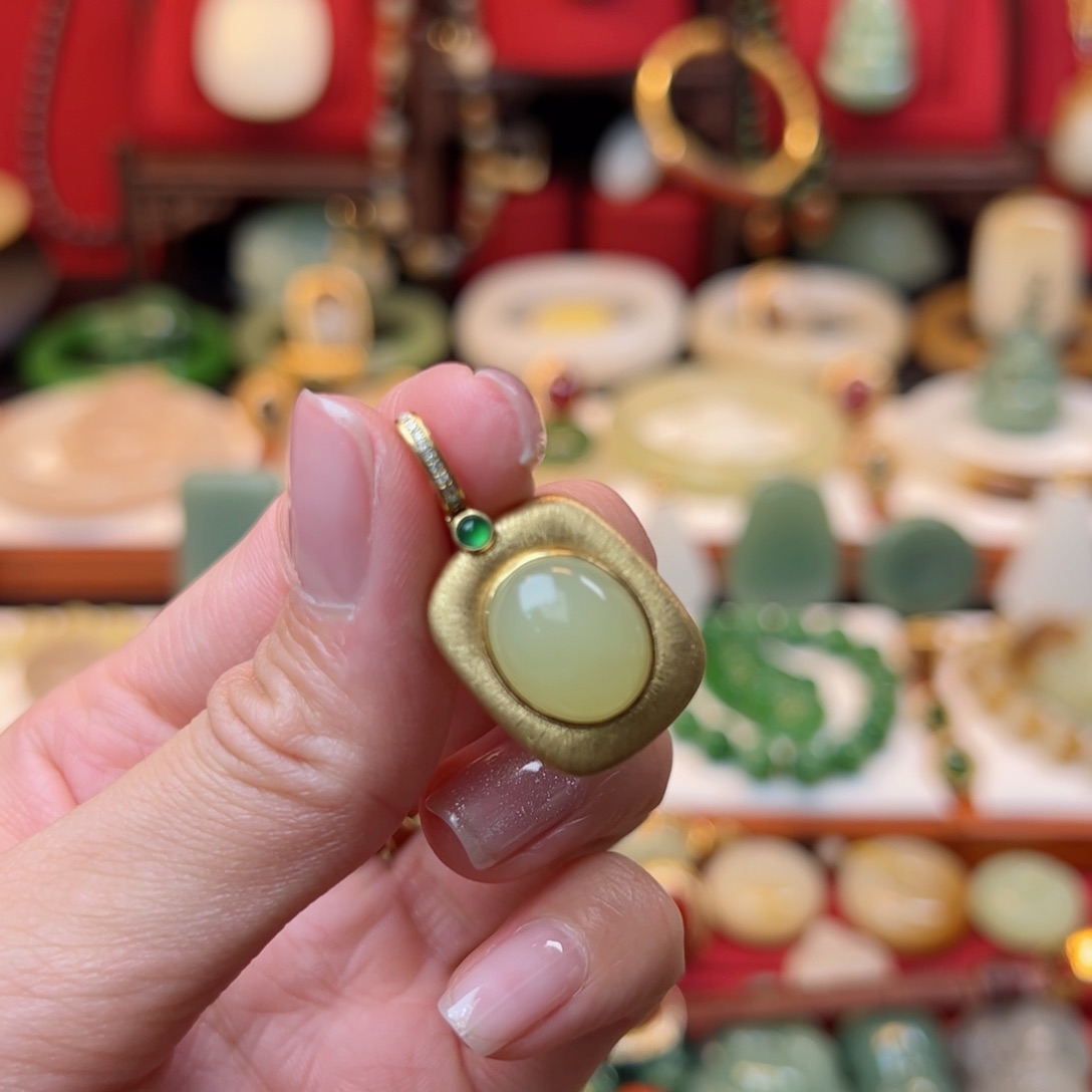 和田玉挂件18K金镶嵌微瑕福利
