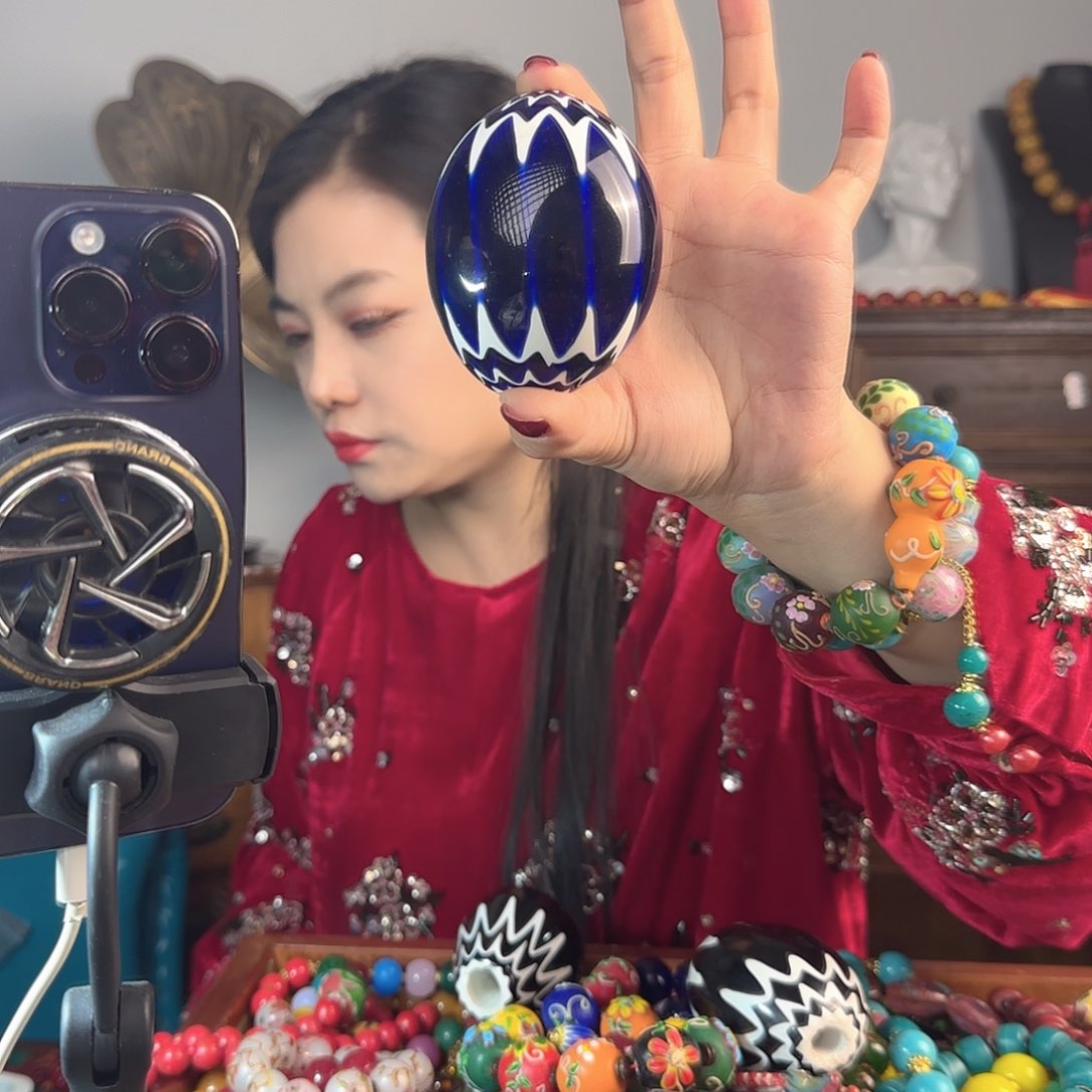 玻璃颈饰小*老琉璃的故事是什么啊哈哈笑的